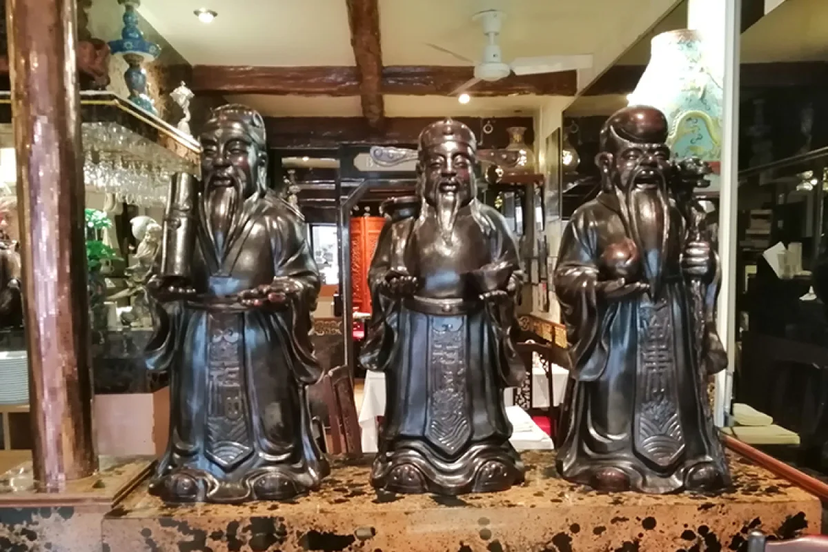 Statues dans la salle