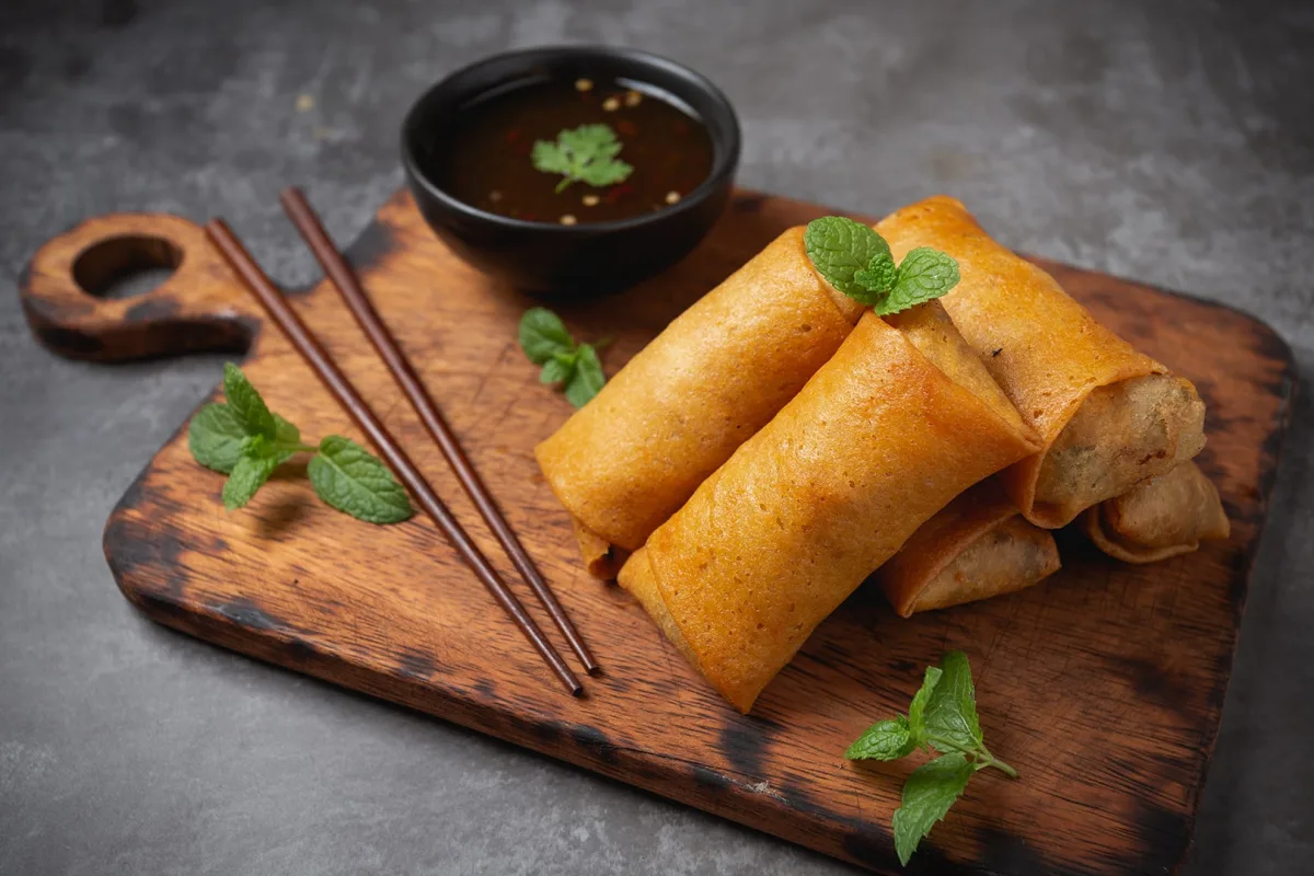 Nems présentés avec sauce et menthe