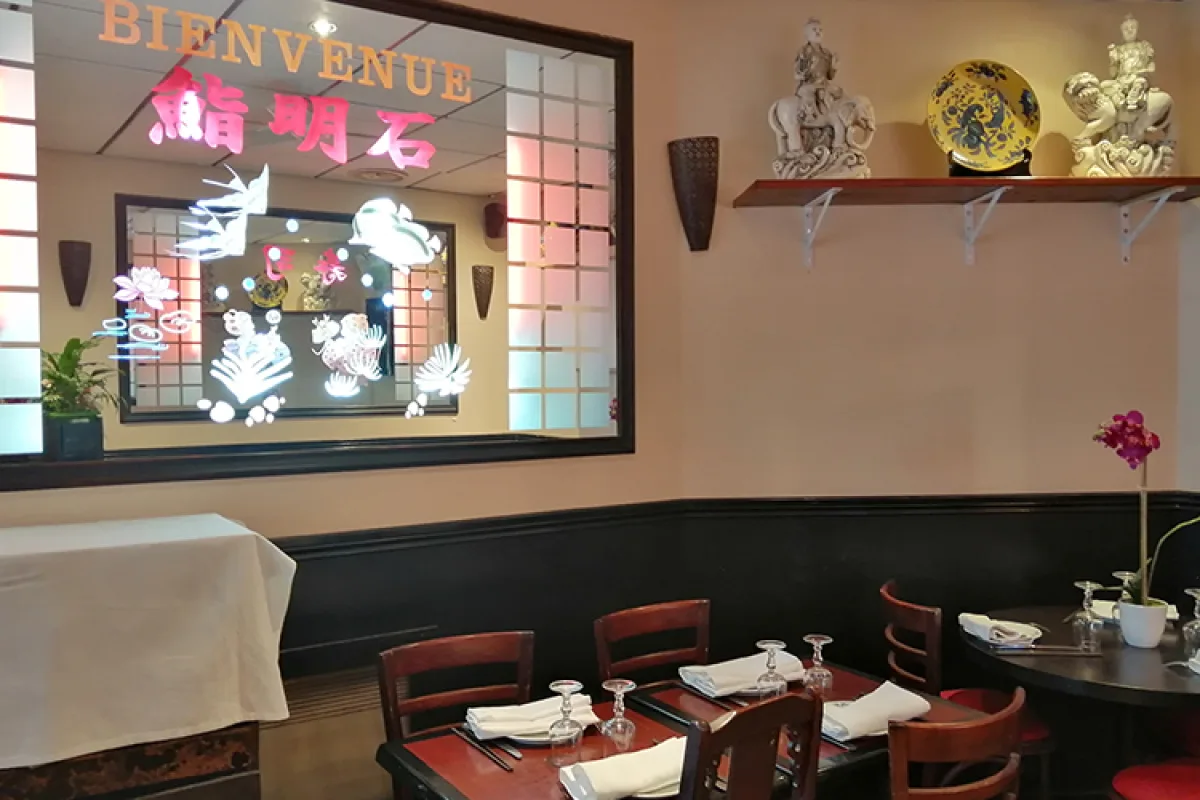 Salle dressée du restaurant